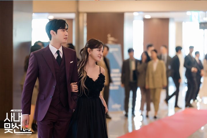 Ahn Hyo Seop Bongkar Awal Mula Sadar Bucin Kim Sejeong di \'Business Proposal\'