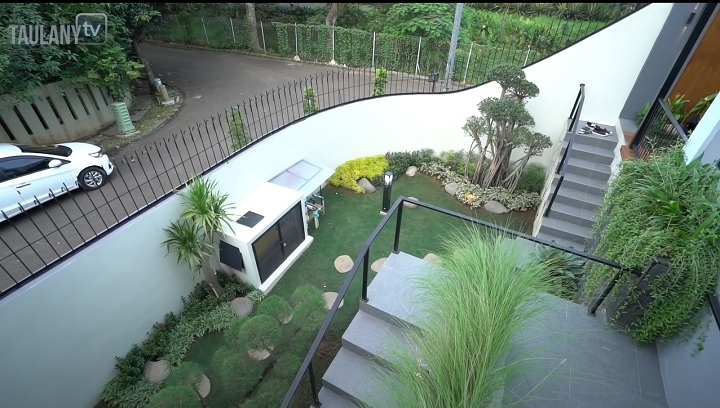 Taman depan