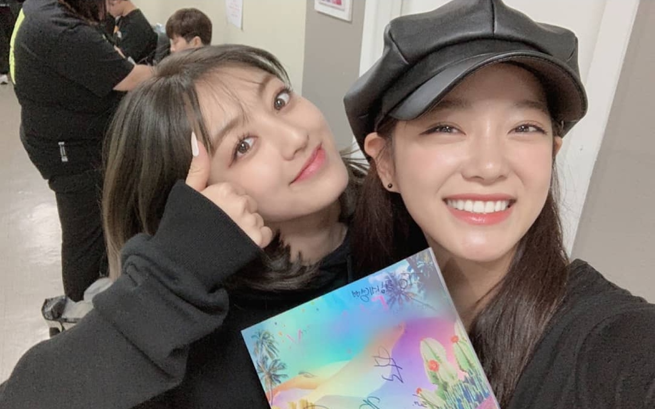 Kim Sejeong Liburan Bareng Jihyo TWICE Beres Syuting 'Business Proposal', Pede Pamer Rambut Baru