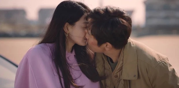 Satu Drama Bareng Pacar, Shin Min A Malah Udah Ciuman Duluan dengan Lee Byung Hun di \'Our Blues\'