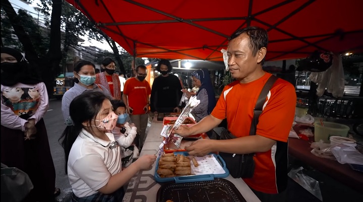 memberikan bunga ke pedagang
