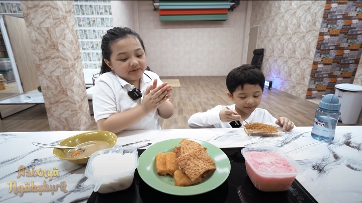 pulang ke rumah dan makan malam