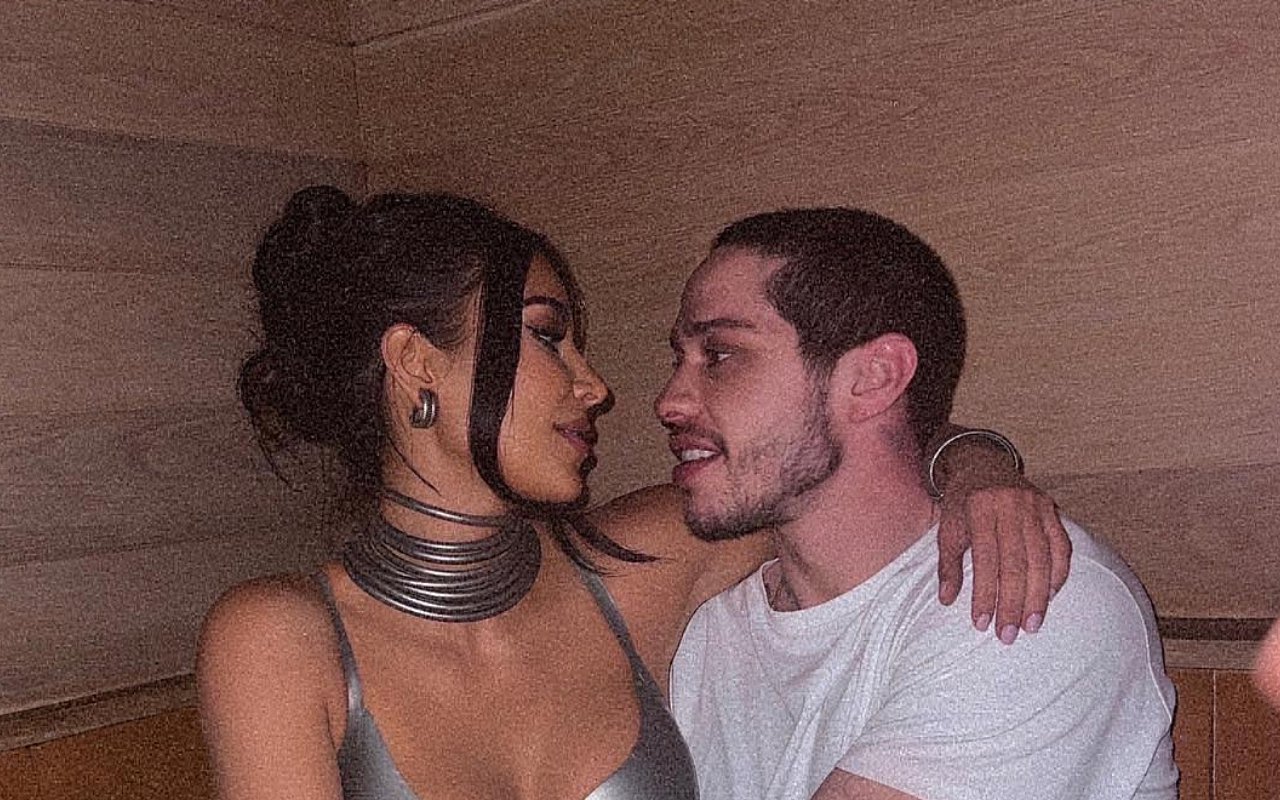 Kim Kardashian Kenang Pertemuan Pertama dan Cara Pete Davidson Minta Nomor Ponselnya