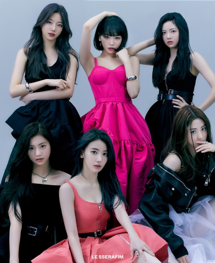 LE SSERAFIM Pakai Gaun Desainer Ternama di Teaser Debut, Intip Harga Outfit Miyawaki Sakura Cs