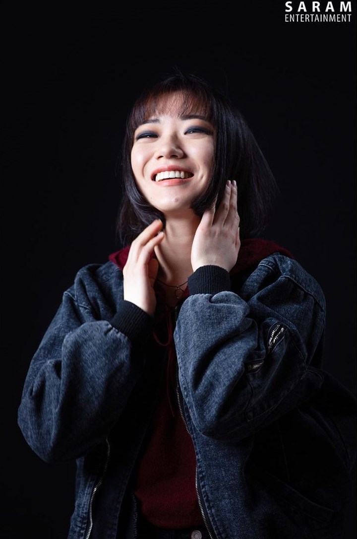 rambut pendek denga poni ikonik