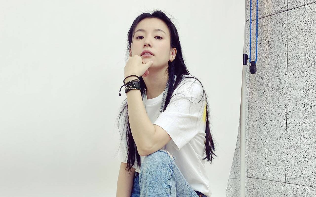 Cantiknya Han Hyo Joo Ngemall Santai Kenakan Outfit Simpel, Kaki Jenjang Buat Takjub