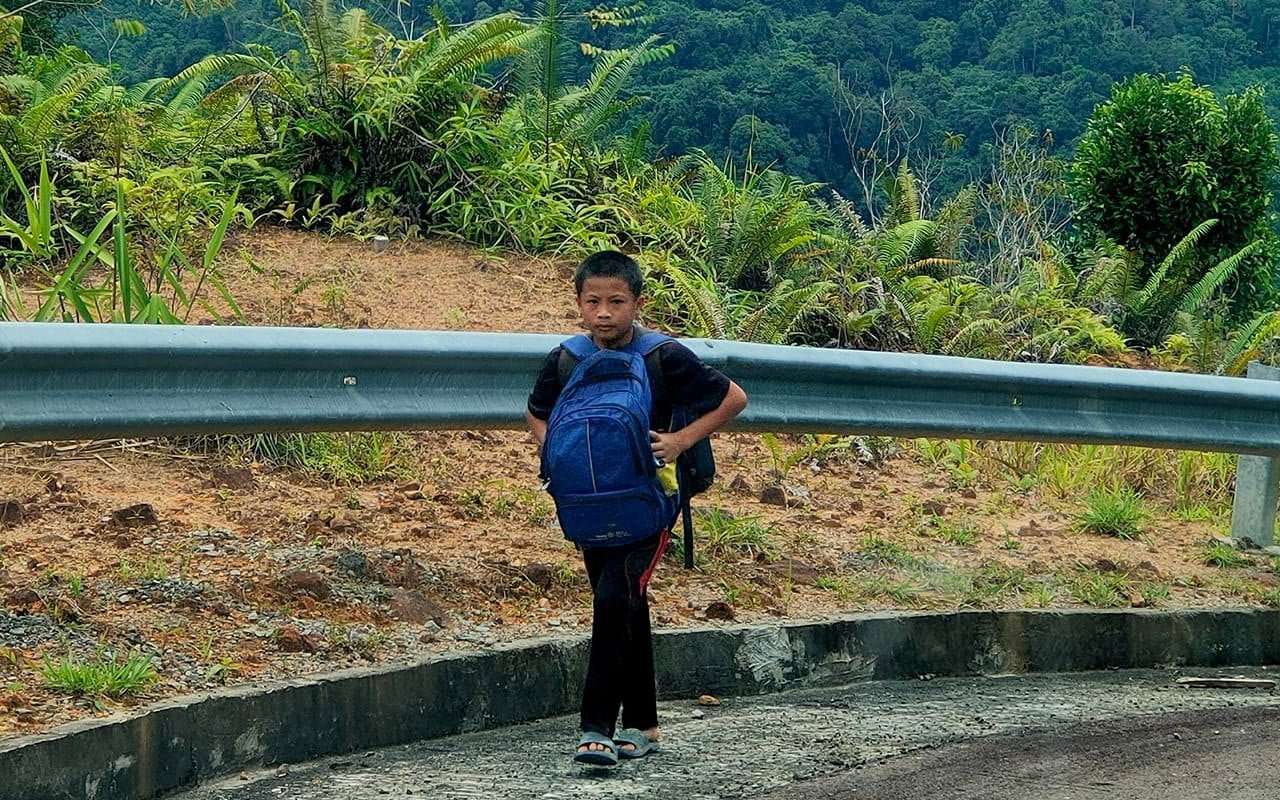 Tinggal di Pedalaman, Bocah Malaysia Rela Jalan Kaki 14 Km Lewati Bukit-Lereng Demi Lanjut Sekolah