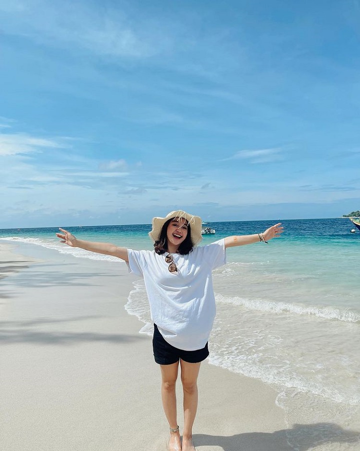 Bahagia kembali liburan ke pantai
