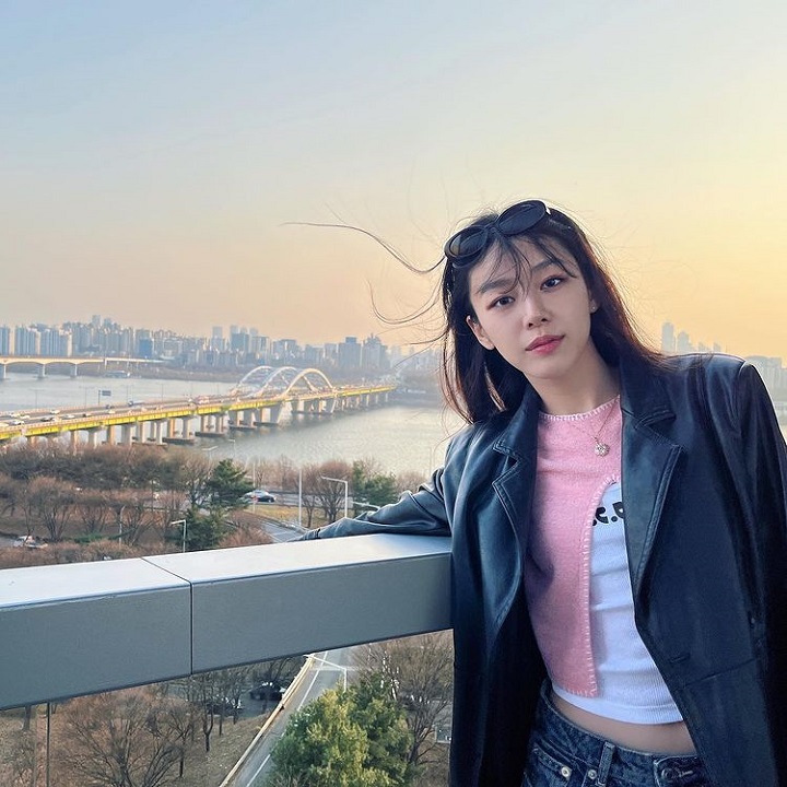 Muncul di MV Idol dan solois populer 