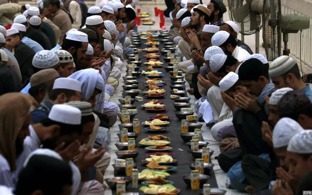 Usai Dilarang Ngobrol saat Bukber, Pemerintah Kini Imbau Halalbihalal Idul Fitri Tanpa Makan-Minum
