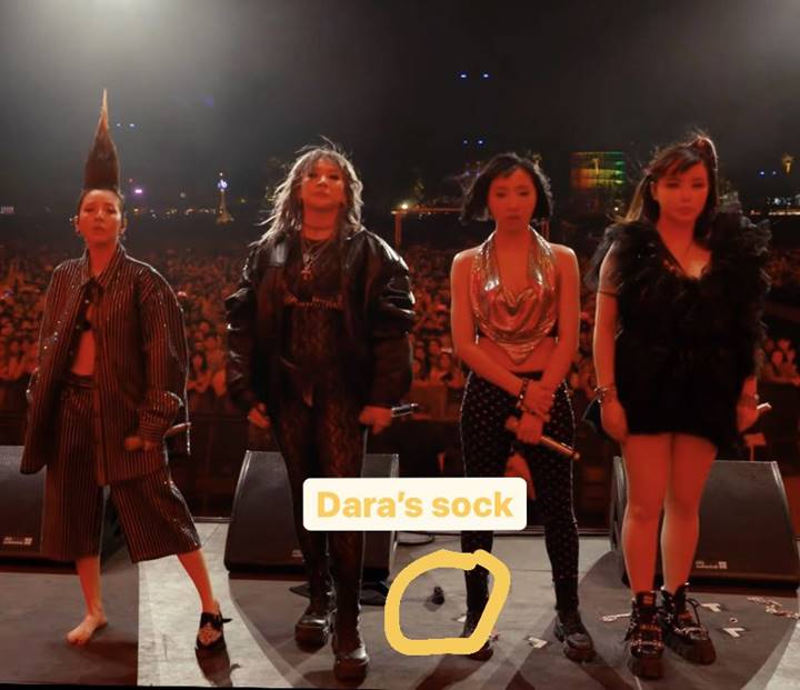 Penggemar menemukan kaos kaki Dara di panggung Coachella