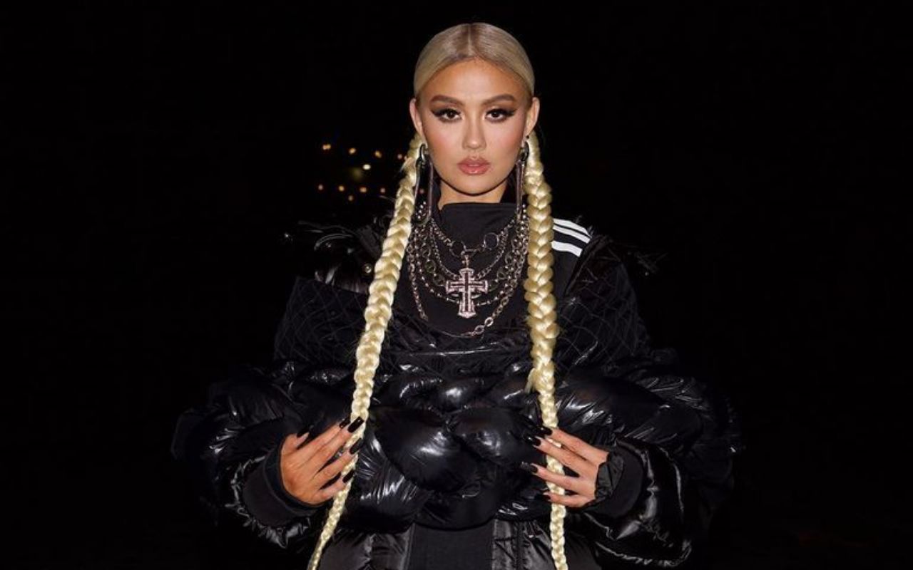 Hempas Nyinyiran Haters, Agnez Mo Difollow Sederet Artis Internasional Ini di Twitter