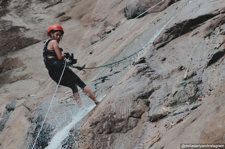<I>Rappelling</I> di medan terjal