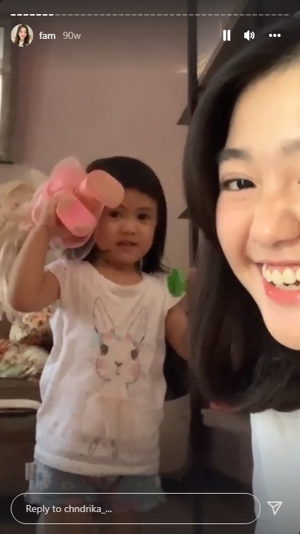 Usilin Aghni Bermain Barbie