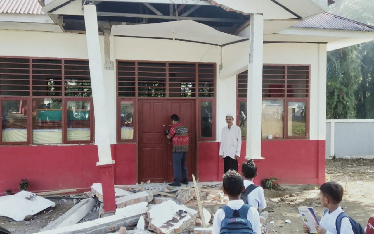 Bantuan Belum Datang, Korban Gempa Pasaman Barat Nekat Bangun Huntara Mandiri Demi Bisa Berlebaran