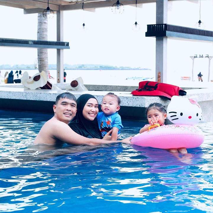 Berenang Seru Ala Siregar Family