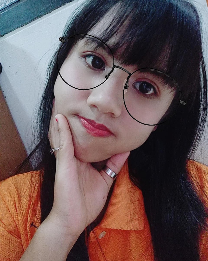 Pose Imut Pakai Kacamata