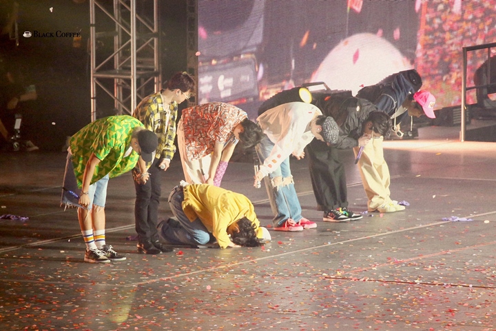Beda Dari Member BTS, V Rela Sujud di Hadapan Fans Bikin Terharu