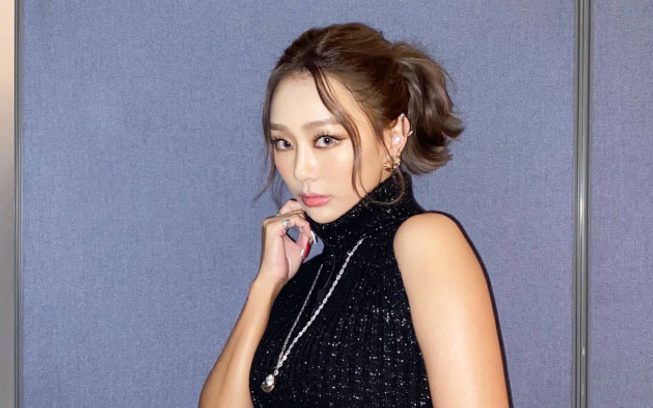 Ungkap Sisi Religius, Hyorin eks SISTAR Bawa Alkitab Ukuran Besar Selama Bepergian