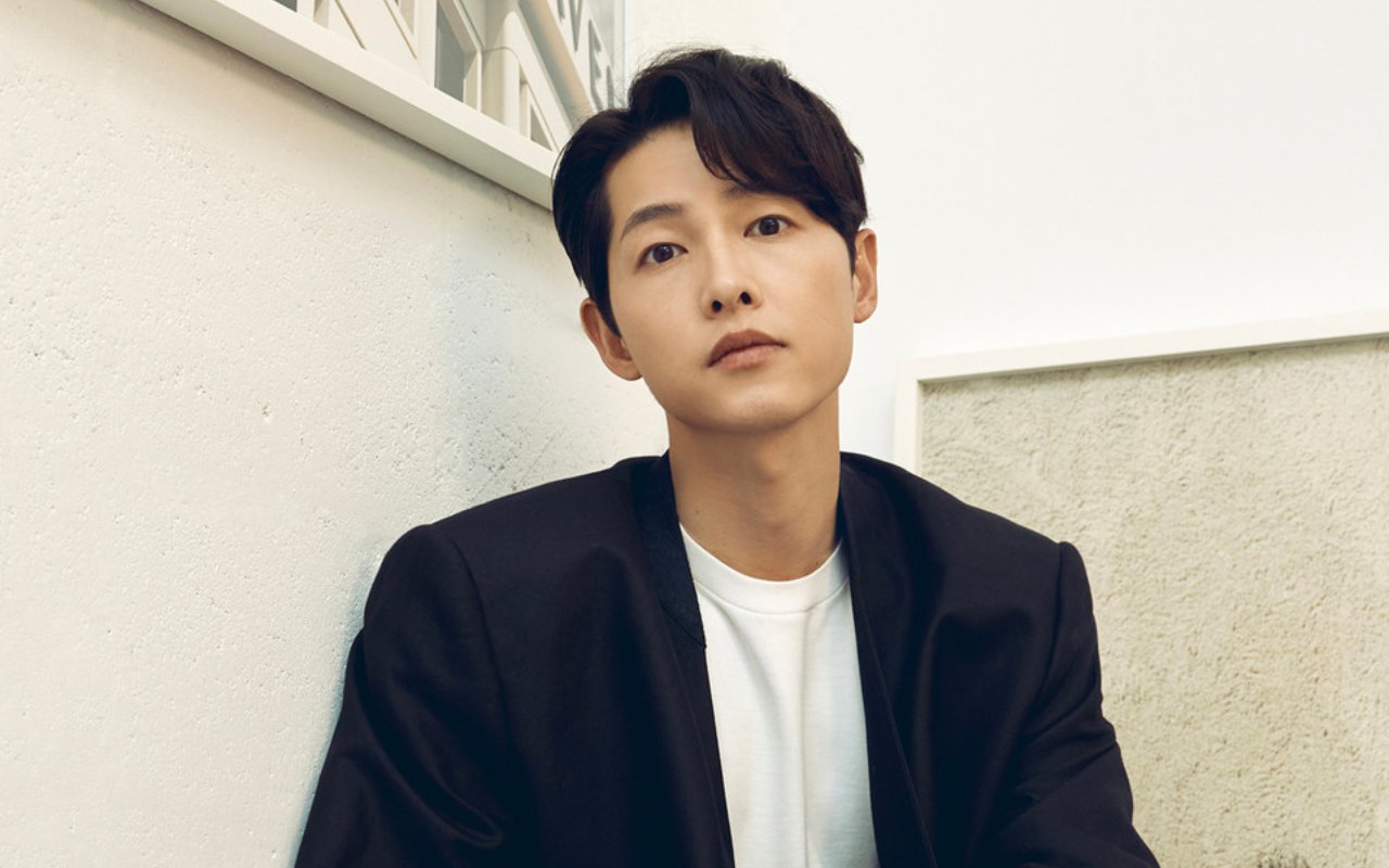 Song Joong Ki Kepergok Syuting 'The Chaebol's Youngest Son', Rupa Imut Berhasil Curi Fokus