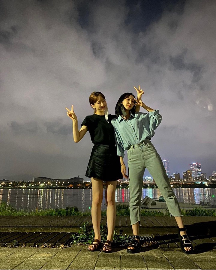 Jalan-Jalan Ala SinB dan Eunseo