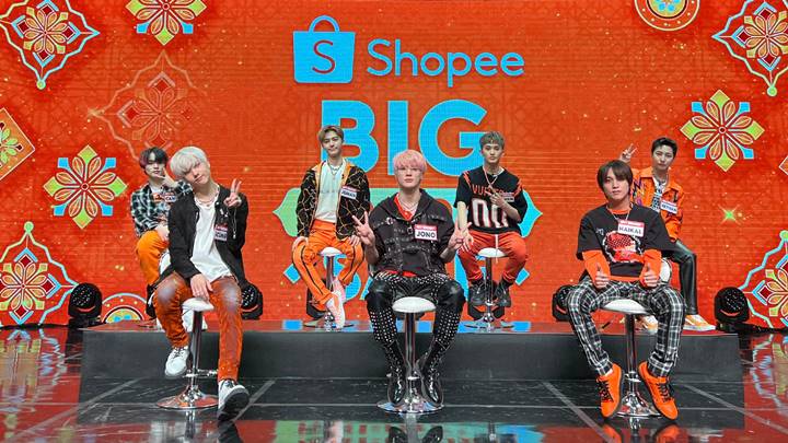 Penampilan NCT Dream bersama dengan Shopee