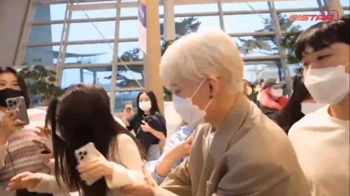 Seunghun CIX membantu fans