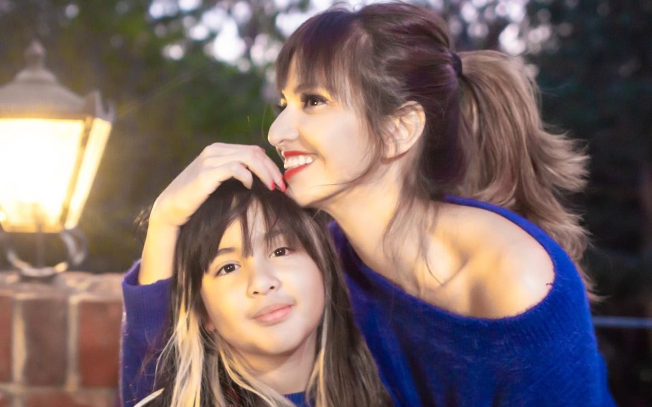 Nia Ramadhani Ajak Putri Cantik Healing ke Disneyland, Rambut Ombre 'Kembaran' Bikin Gemas