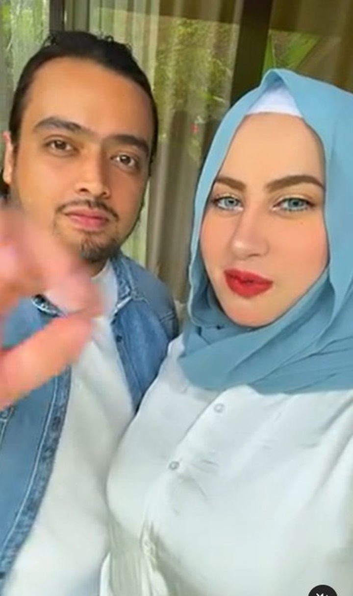 mesra dan gandengan tangan