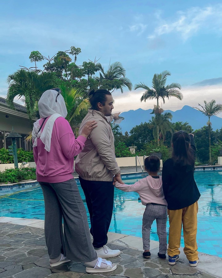 menikmati pemandangan indah dengan romantis