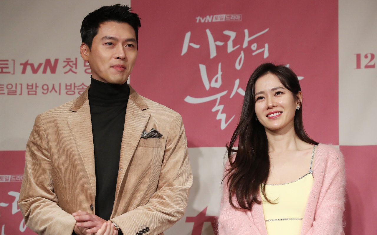 Sikap Hyun Bin dan Son Ye Jin Dibuntuti Wartawan Sampai Mobil Jadi Sorotan