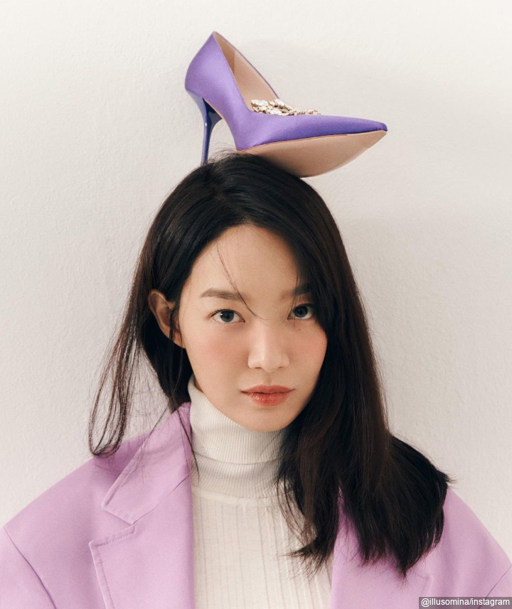 Pose unik sepatu di kepala 
