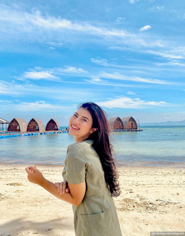 Memiliki Senyum Manis