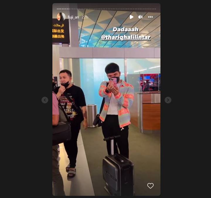 Fuji mengantarkan Thariq Halilintar ke bandara menuju Singapura