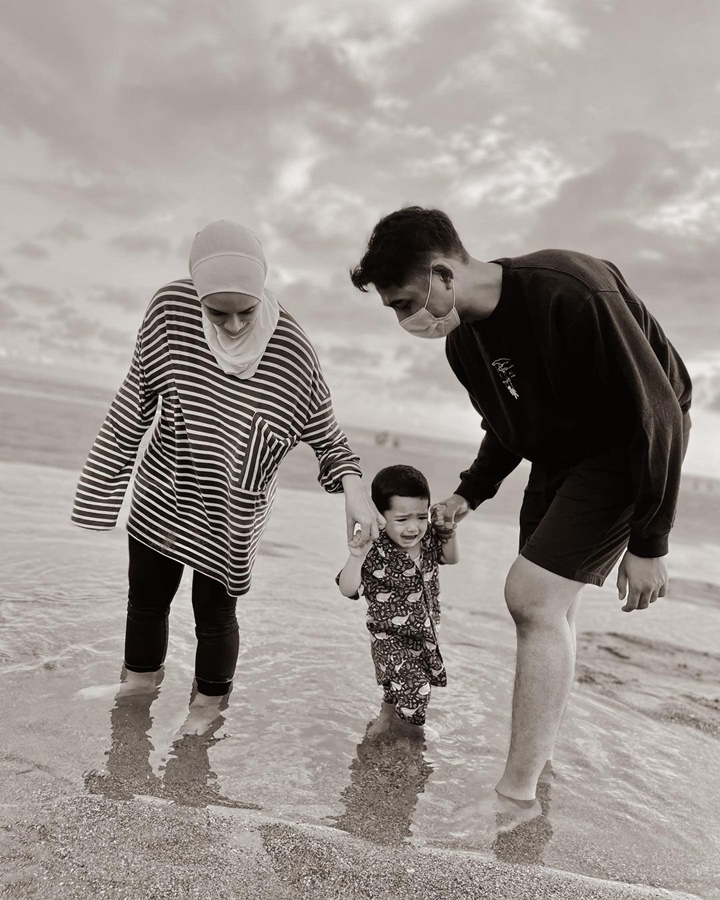 Bermain di Pantai