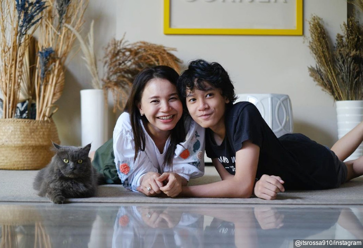 Pose Bareng Kucing Kesayangan