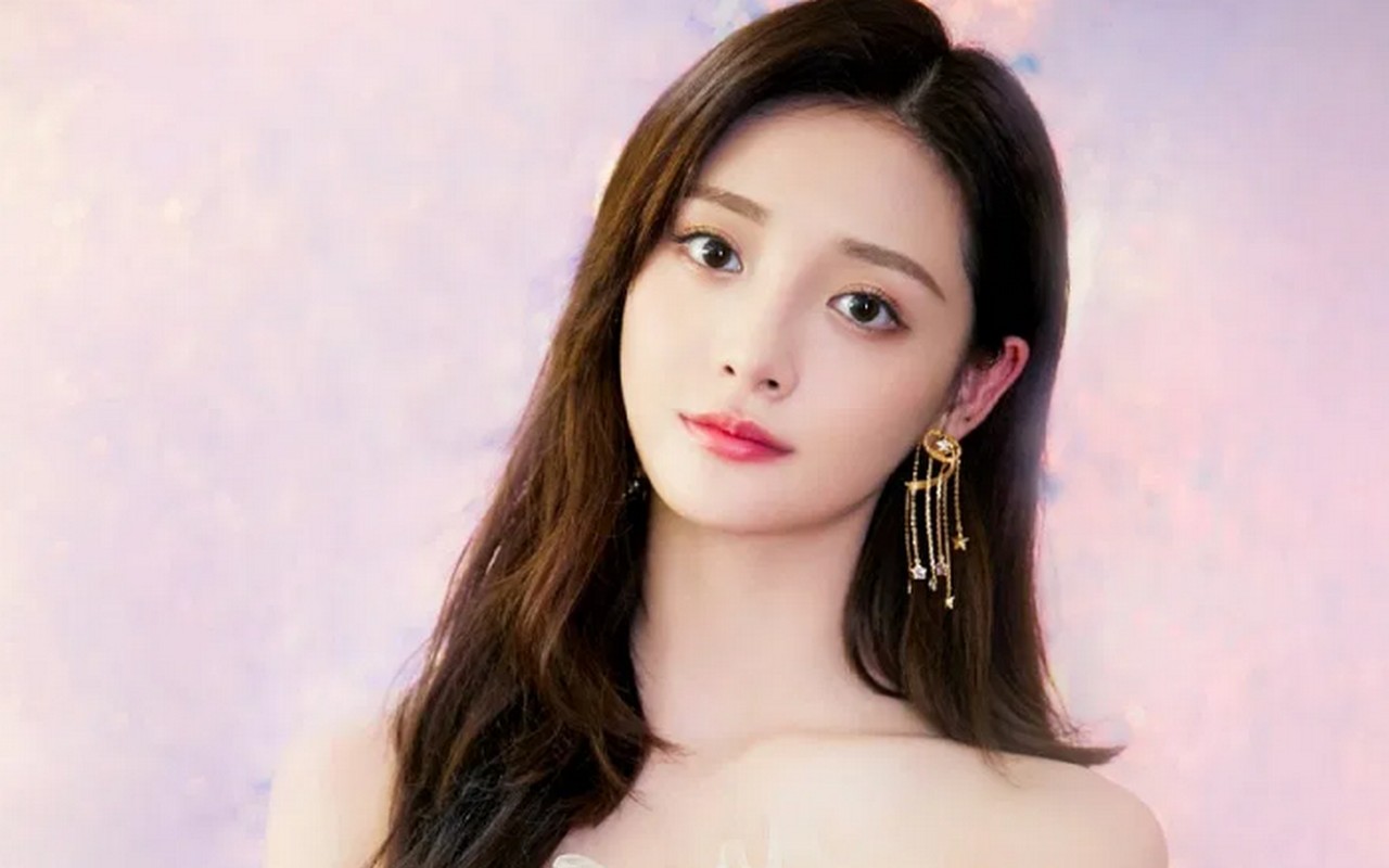 Aktif Promosi di Tiongkok, Kyulkyung Eks IOI Tampil Seksi Nan Dewasa di Majalah