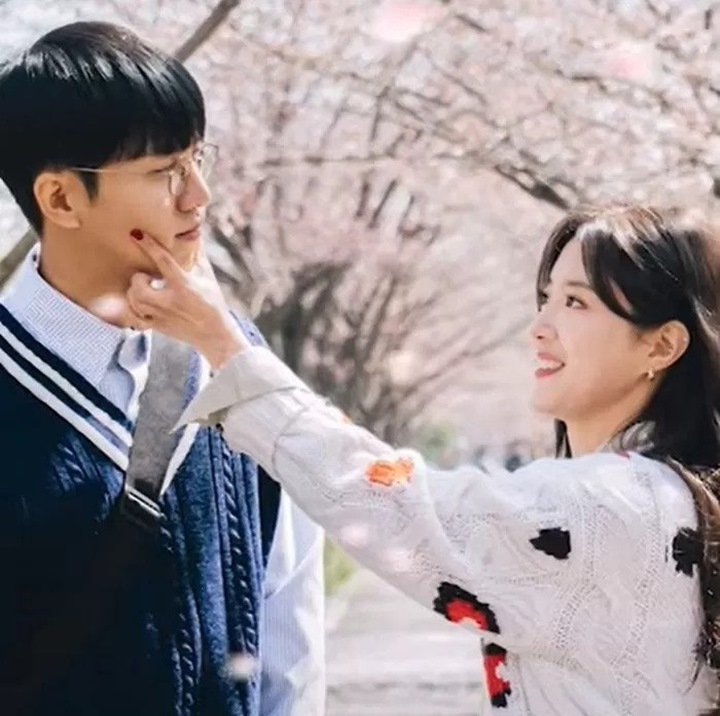 Lee Seung Gi dan Lee Se Young di Antara Sakura Mekar, Intip Cuplikan Romantis \'Love by Law\'