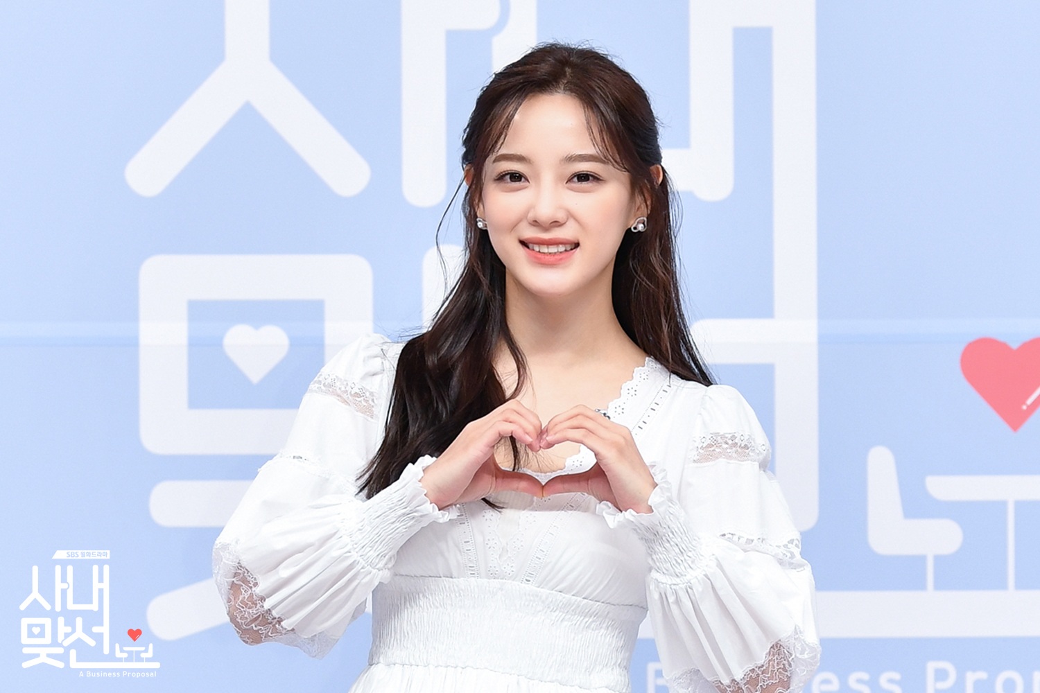 Kim Sejeong Terima Penghargaan Perdana Lewat 'Business Proposal'