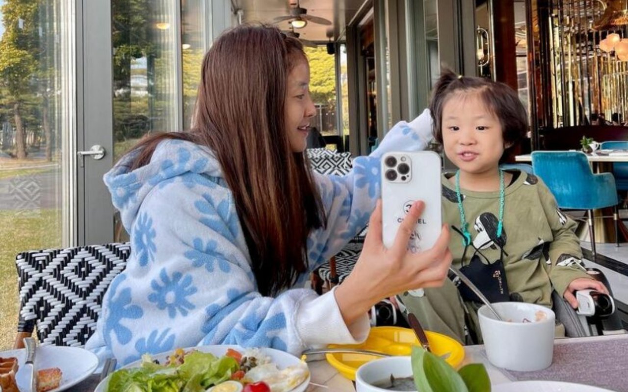 Lee Si Young Tuai Kontroversi Usai Posting Foto Telanjang Putranya