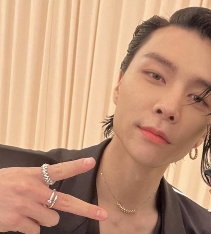 Johnny NCT terlihat mengenakan cincin persahabatan Doyoung, Taeyong, dan NCT Dream di Met Gala