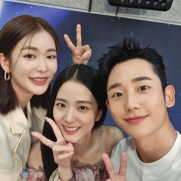 Potret Reuni Jisoo dan Jung Hae In Usai \'Snowdrop\' Buat Netizen Syok