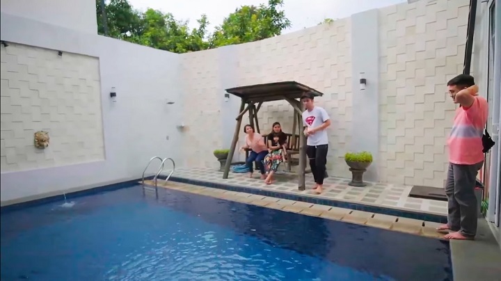 Kolam renang biru