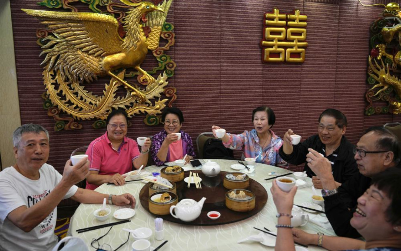 Hong Kong Buka Pantai Hingga Izinkan 8 Orang Duduk Semeja di Restoran Mulai Hari Ini