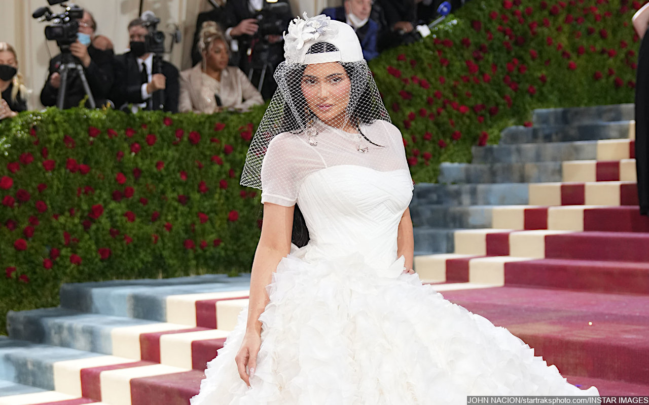 Kylie Jenner Akui Tak Peduli Usai Kostum Met Gala-nya Dicemooh Aneh