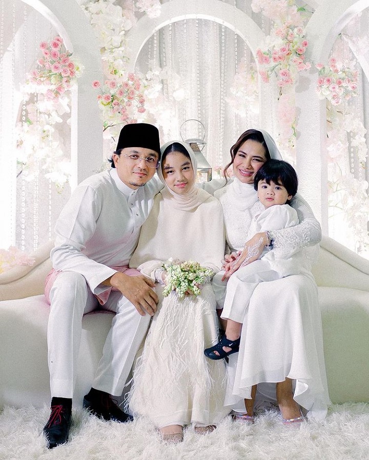<i>Happy family</i>!