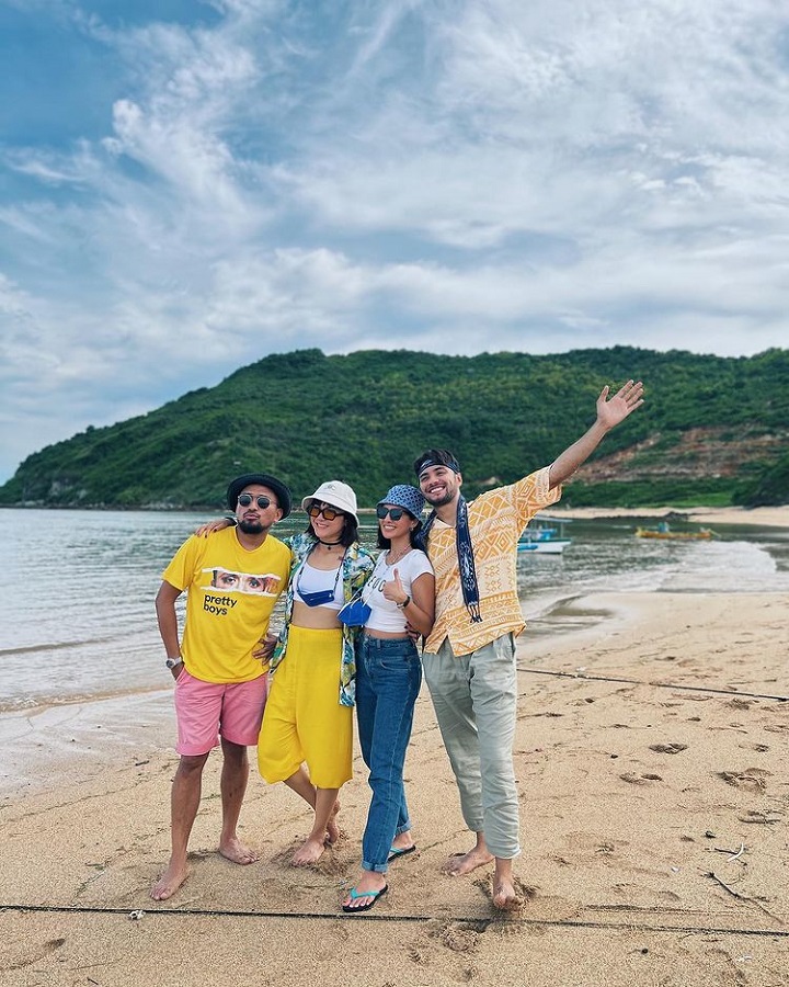 ke pantai bareng bestie