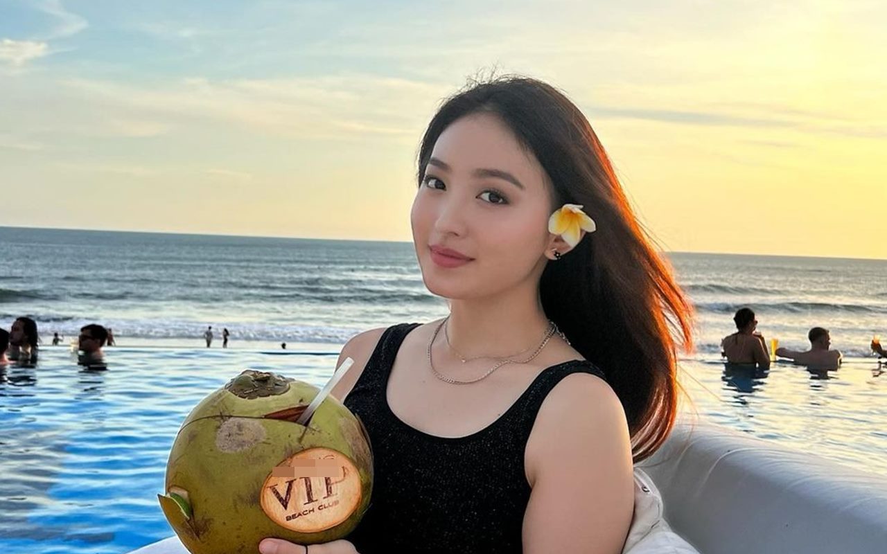 Natasha Wilona Melenggang Cantik di Bibir Pantai, Kulit Mulus Nan Bening Disebut Bak 'Baby Angel'