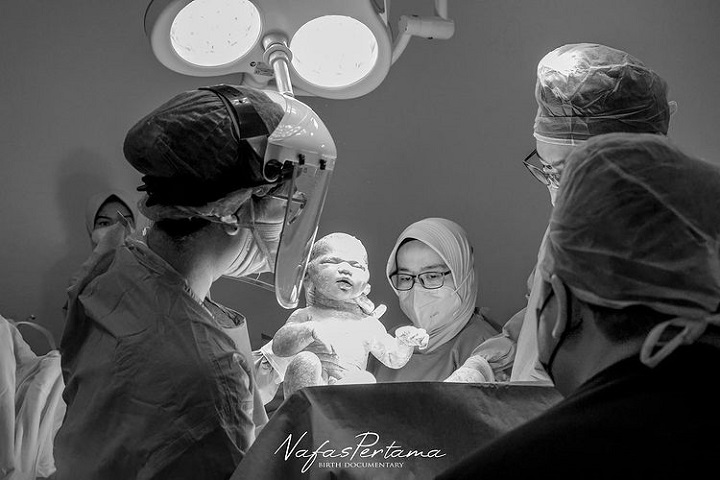 Momen pertama kelahiran