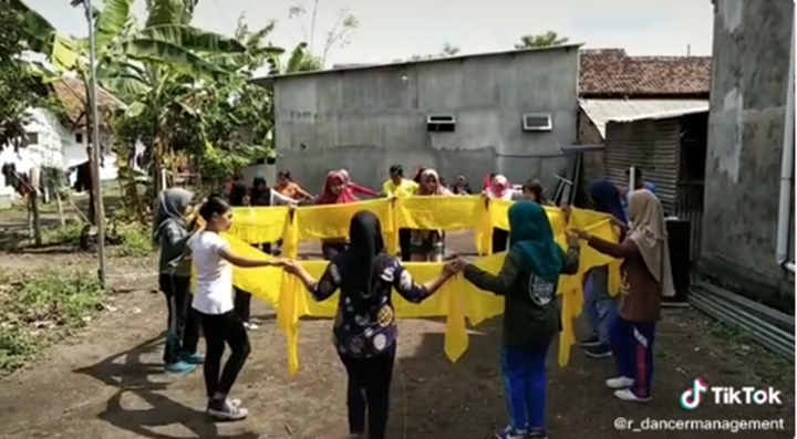 Totalitas Saat Bimbing Latihan Menari